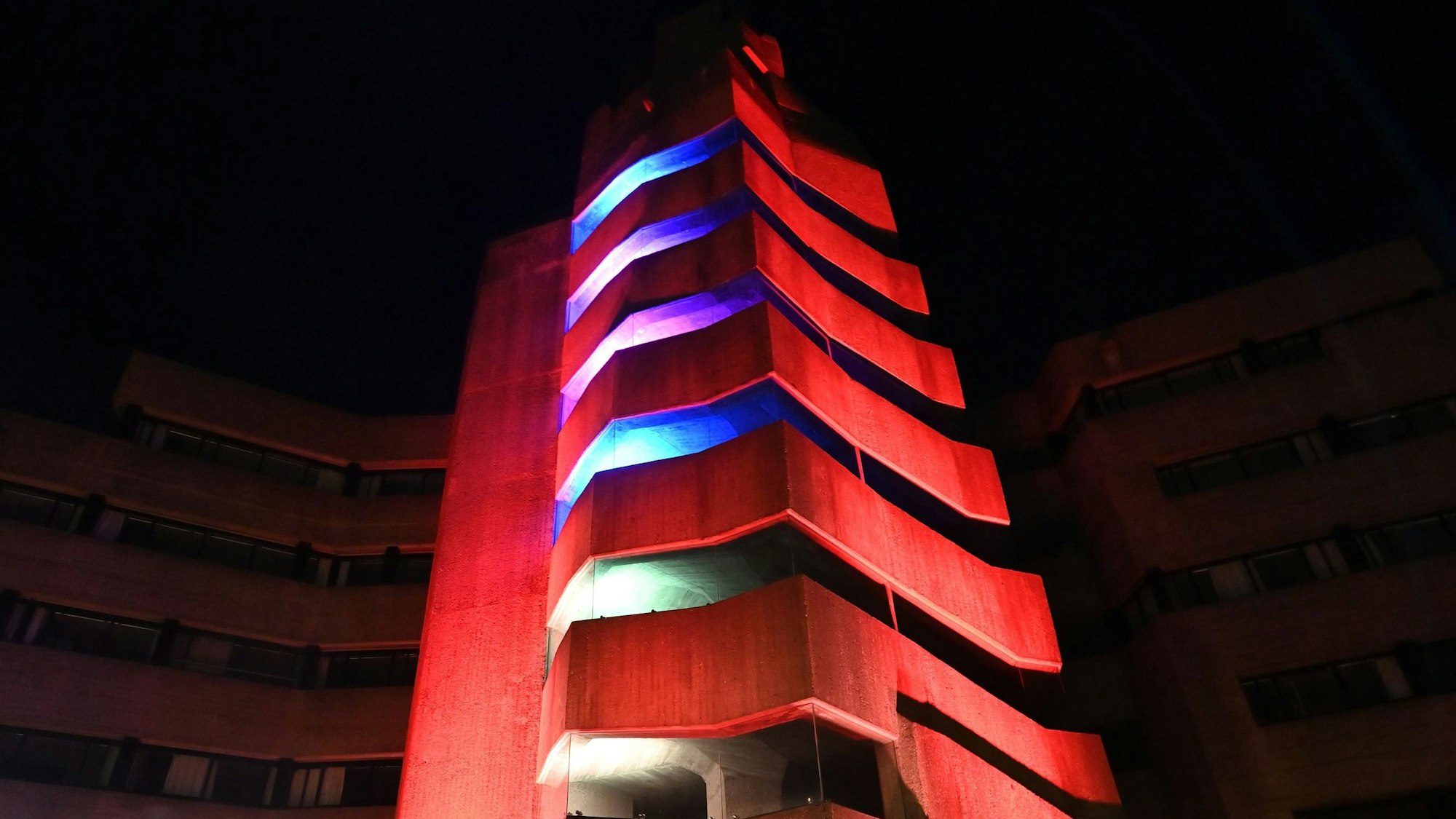 Rathaus Bensberg wird rot angestrahlt.