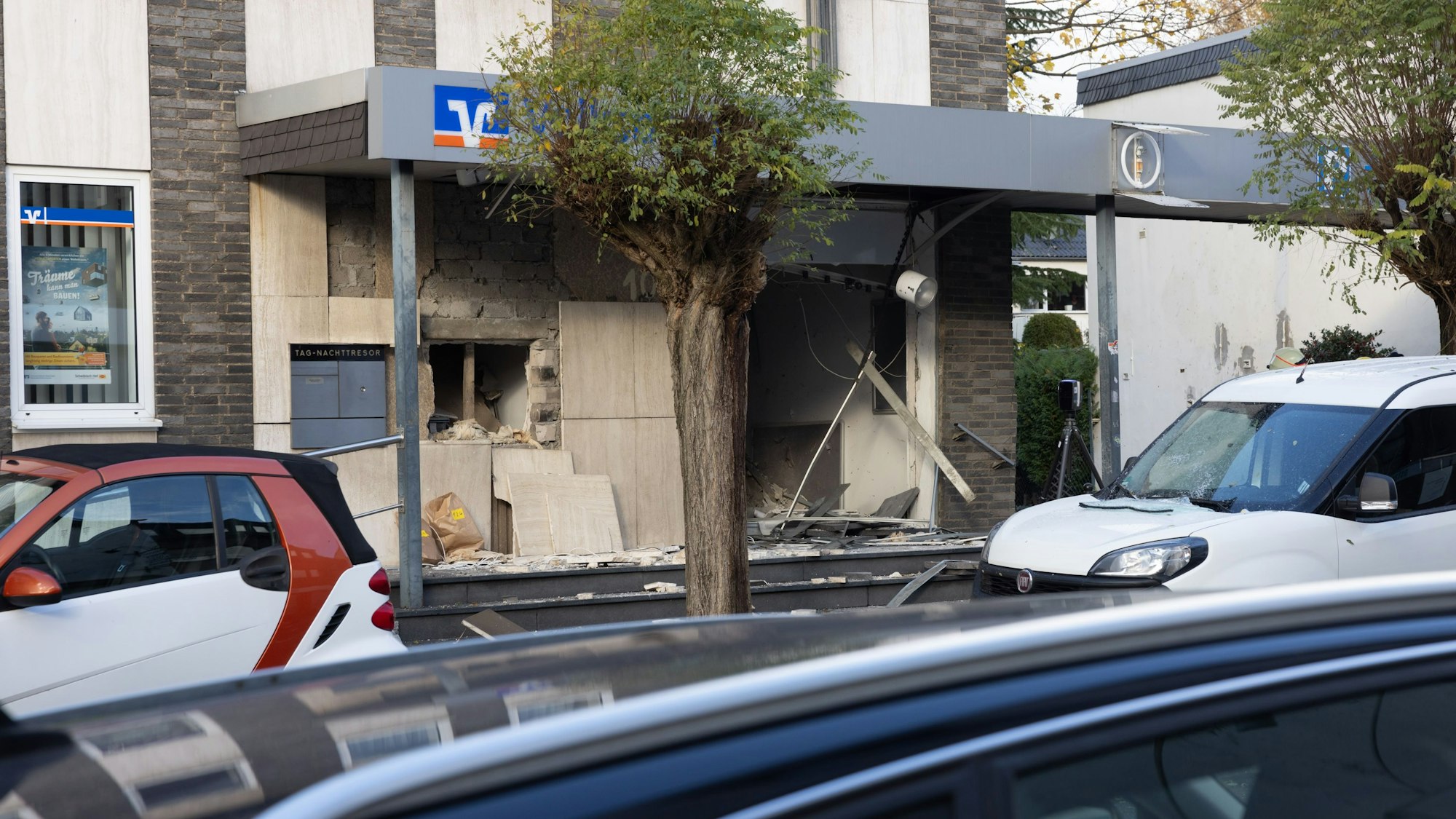 Die Bank-Filiale in Worringen wurde stark besch