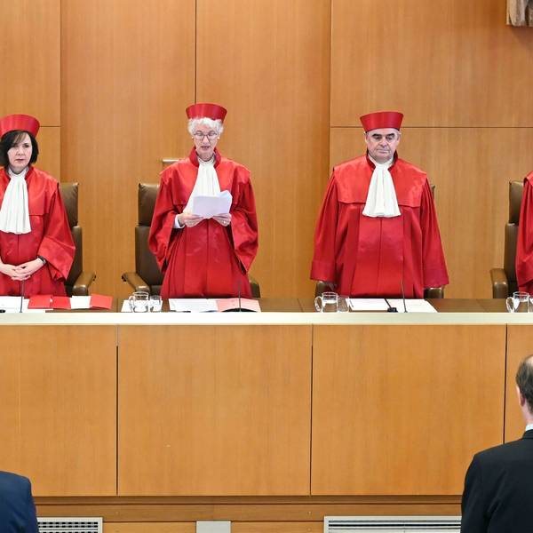 Der Zweite Senat des Bundesverfassungsgerichts,(l-r) Thomas Offenloch, Astrid Wallrabenstein, Ulrich Maidowski, Sibylle Kessal-Wulf, Doris König (Vorsitzende), Peter Müller, Christine Langenfeld und Rhona Fetzer, verkündet das Urteil