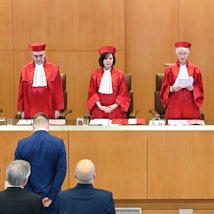 Der Zweite Senat des Bundesverfassungsgerichts,(l-r) Thomas Offenloch, Astrid Wallrabenstein, Ulrich Maidowski, Sibylle Kessal-Wulf, Doris König (Vorsitzende), Peter Müller, Christine Langenfeld und Rhona Fetzer, verkündet das Urteil