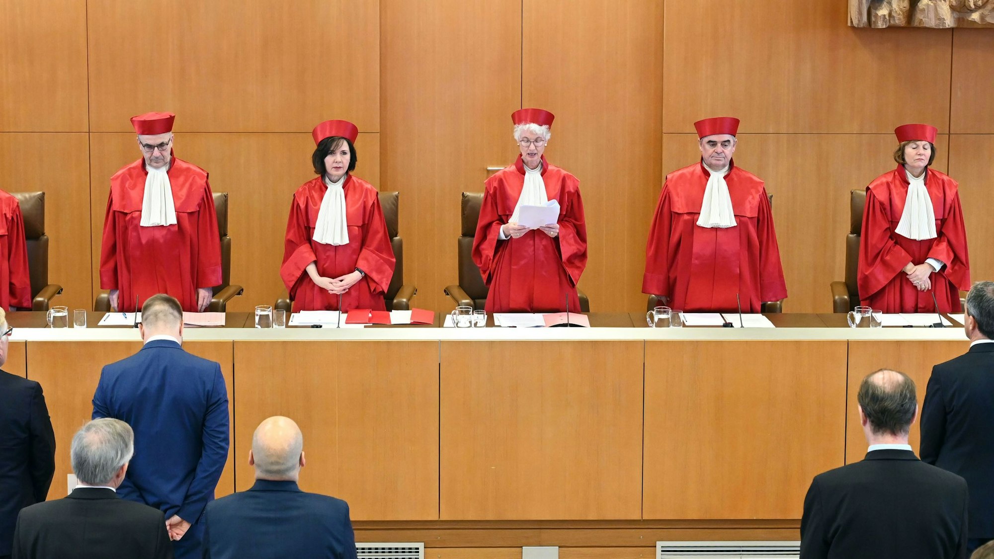 Der Zweite Senat des Bundesverfassungsgerichts,(l-r) Thomas Offenloch, Astrid Wallrabenstein, Ulrich Maidowski, Sibylle Kessal-Wulf, Doris König (Vorsitzende), Peter Müller, Christine Langenfeld und Rhona Fetzer, verkündet das Urteil