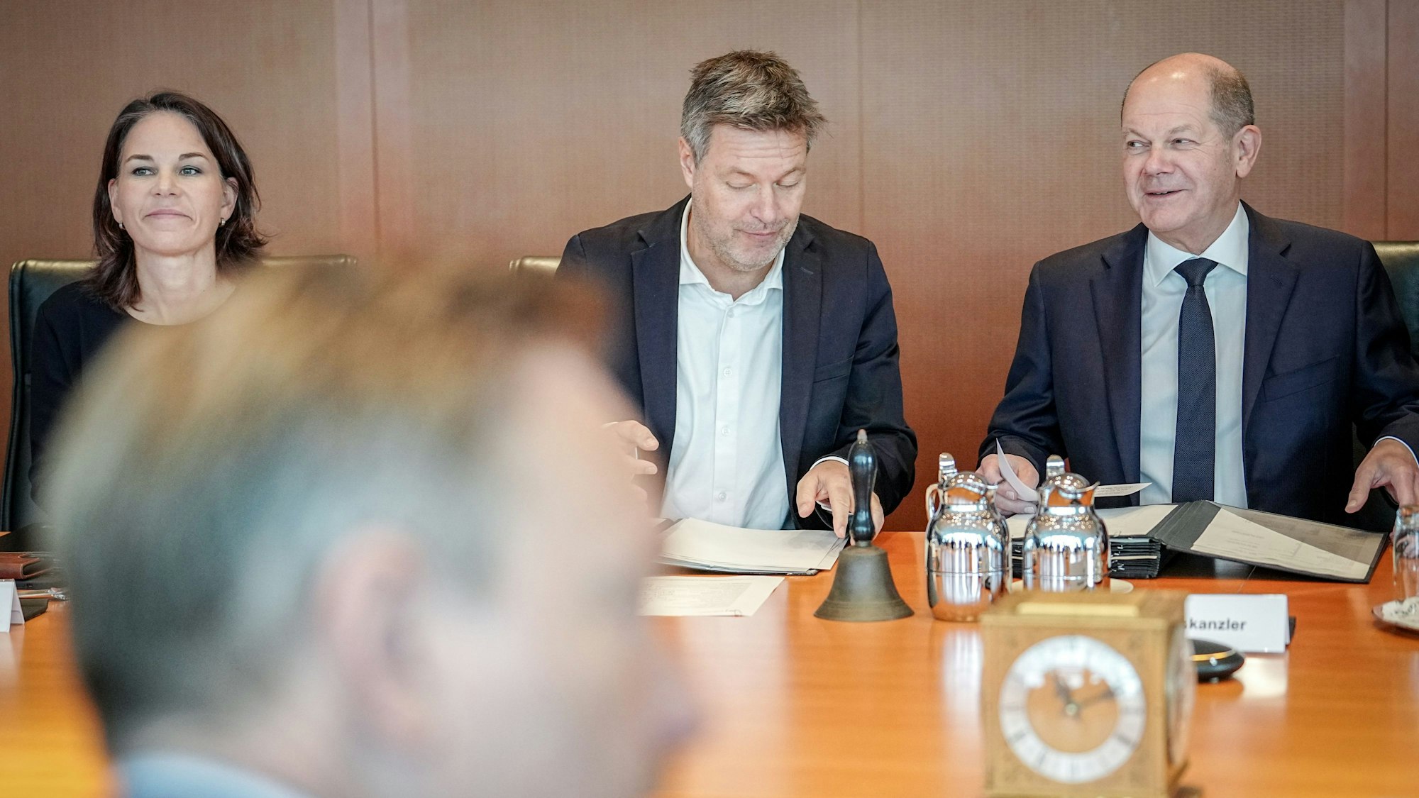 15.11.2023, Berlin: Bundeskanzler Olaf Scholz (r-l, SPD), Robert Habeck (Bündnis 90/Die Grünen), Bundesminister für Wirtschaft und Klimaschutz, Christian Lindner (FDP, vorne), Bundesminister der Finanzen, und Annalena Baerbock (Bündnis 90/Die Grünen), Außenministerin, nehmen an der Sitzung des Bundeskabinetts im Bundeskanzleramt teil. Foto: Kay Nietfeld/dpa +++ dpa-Bildfunk +++