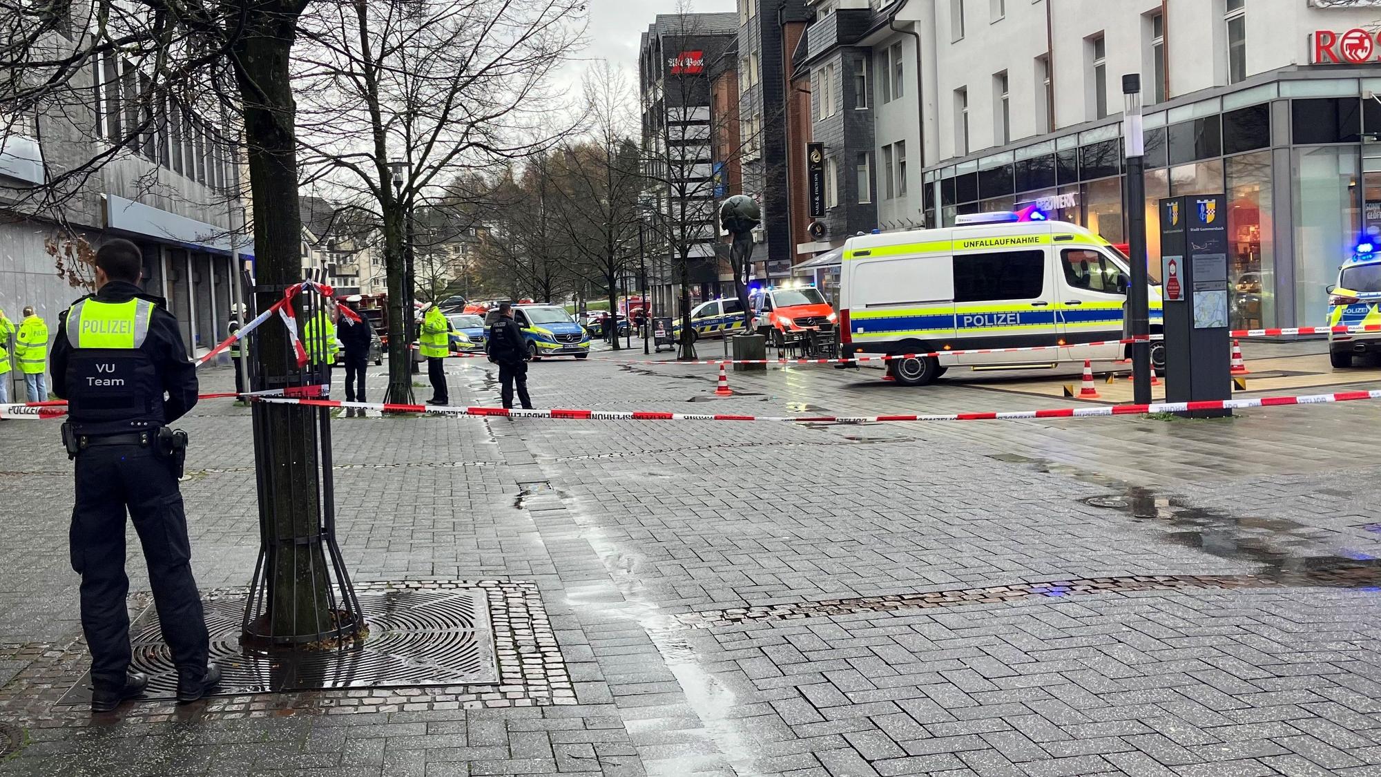 Mehrere Polizeiautos, Absperrband und Rettungswagen im Einsatz.