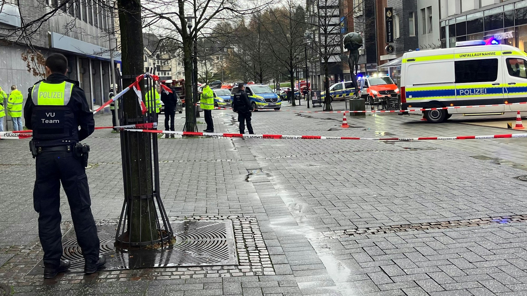 Abgesperrte Gummersbacher Fußgängerzone. Es sind Polizisten und Rettungssanitäter im Einsatz.