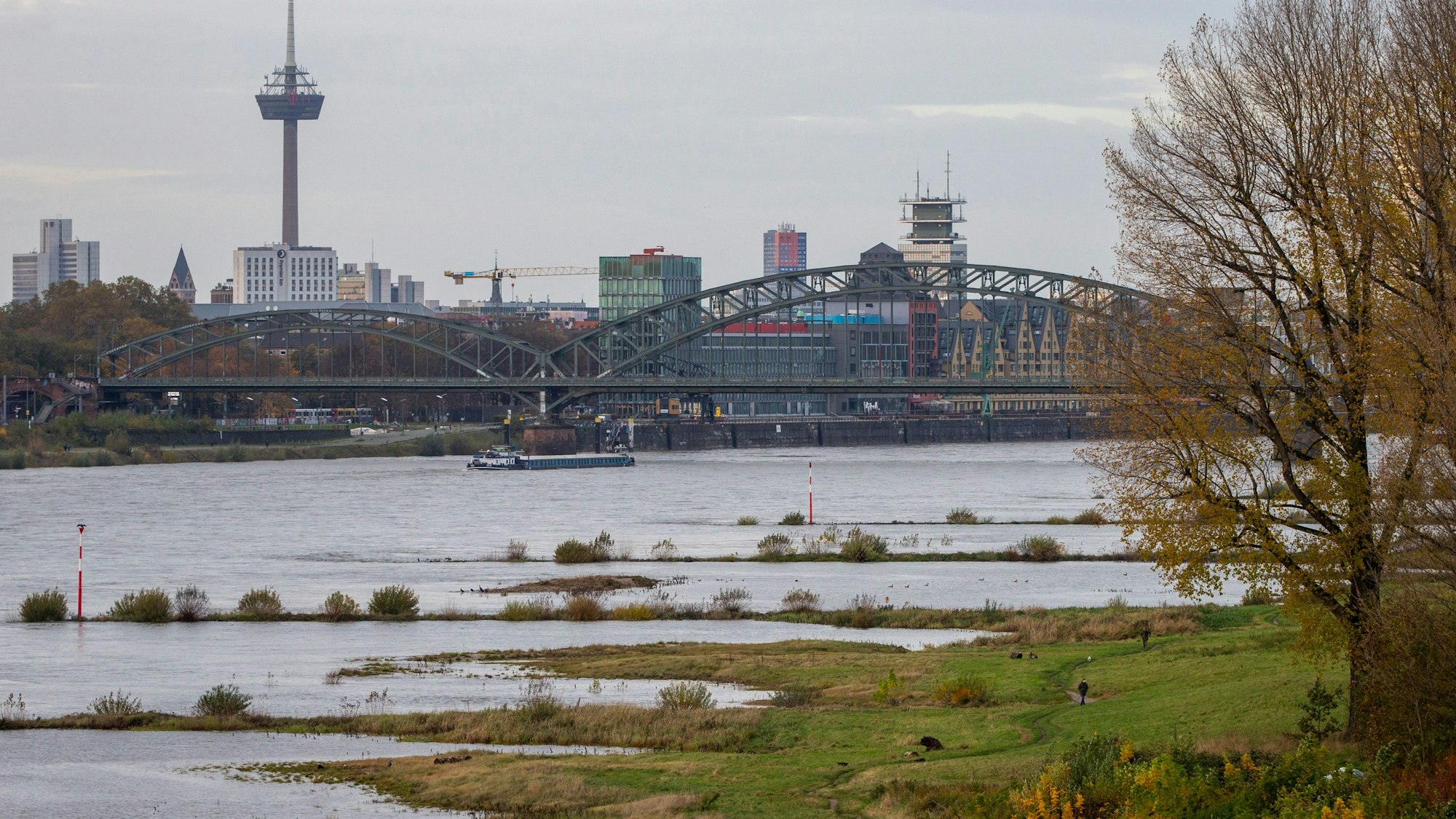 09.11.2023
Köln, NRW
Am Donnerstag, den 09. November 2023, wurde um 07:00 Uhr ein Rheinwasserstand von 3,81 m Kölner Pegel (KP) gemessen.