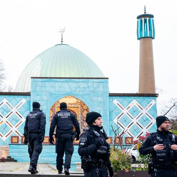 Einsatzkräfte der Polizei stehen während einer Razzia beim islamischen Zentrum Hamburg vor der Imam Ali Moschee (Blaue Moschee) an der Außenalster.