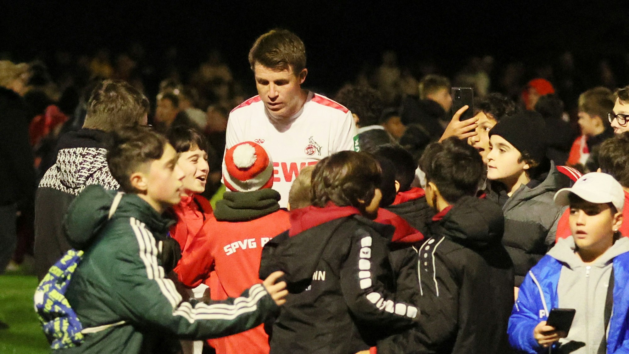 Testspiel, SpVg Porz vs. 1.FC Köln, viele Jugendliche hatten nach dem Spiel Foto- und Autogrammwünsche, 15.11.2023, Bild: Herbert Bucco