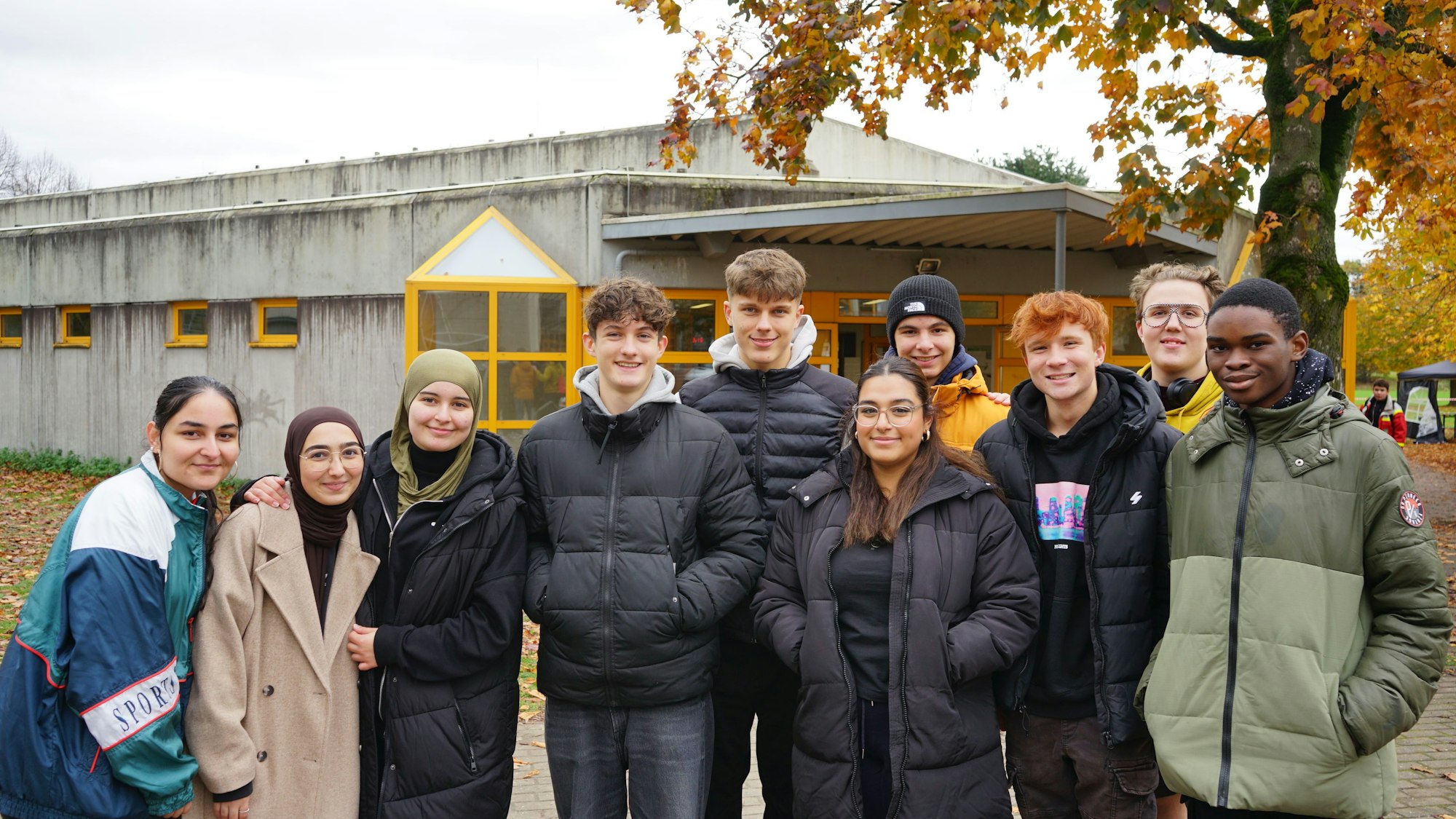 Das Bild zeigt die Schülervertretung der Gesamtschule vor der Turnhalle.