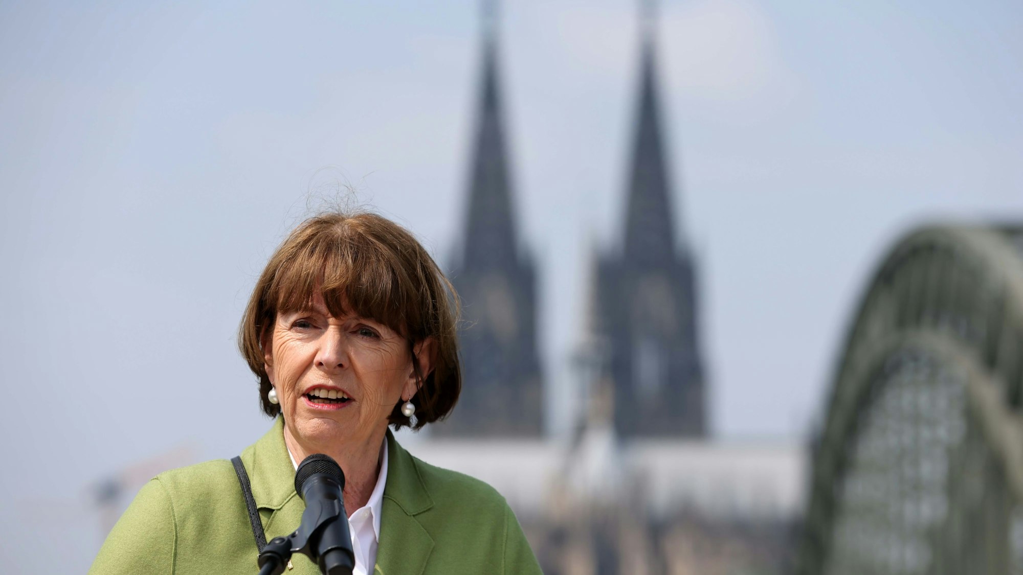 OB Henriette Reker bei der Einweihung des Norbert-Burger-Platz