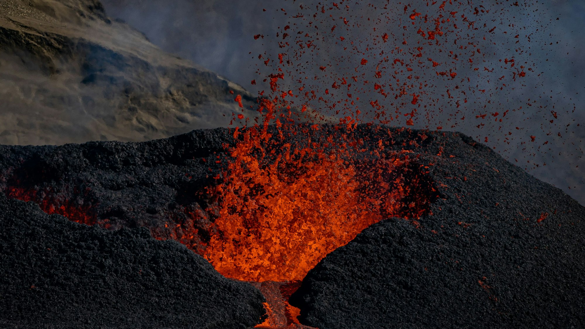 Ein Vulkan auf der isländischen Reykjanes-Halbinsel spuckt heiße Lava und Gesteinsbrocken in die Atmosphäre. (Archivbild)