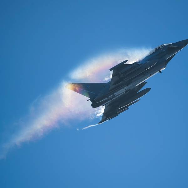 Ein Eurofighter der deutschen Luftwaffe fliegt mit Schallgeschwindigkeit über der Nato-Basis im estnischen Ämari. (Symbolbild)