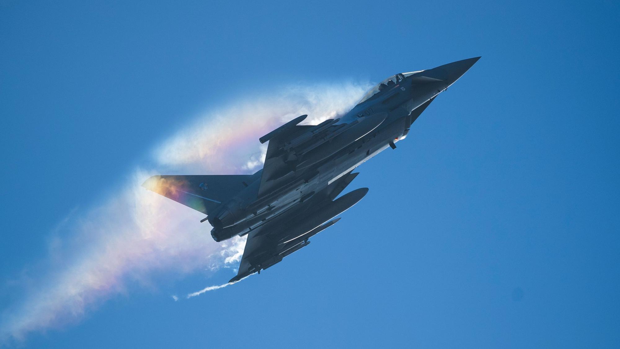Ein Eurofighter der deutschen Luftwaffe fliegt mit Schallgeschwindigkeit über der Nato-Basis im estnischen Ämari. (Symbolbild)