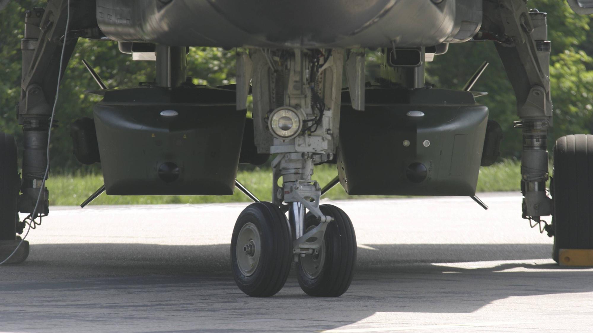 Zwei an einem Tornado-Kampfjet befestigte Taurus-Marschflugkörper. (Archivbild)