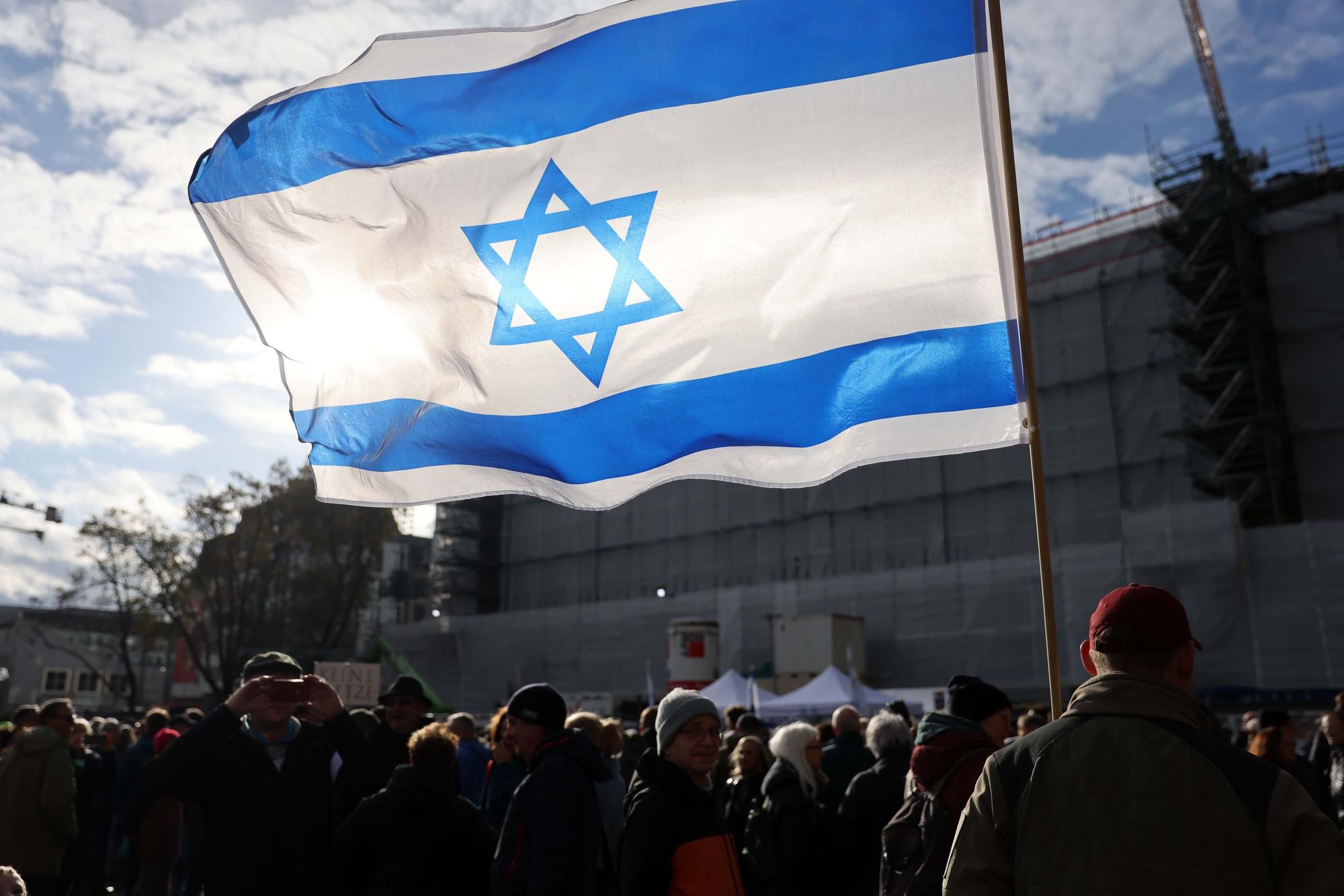 Ein Israel-Flagge bei einer Demo Anfang November in Köln.