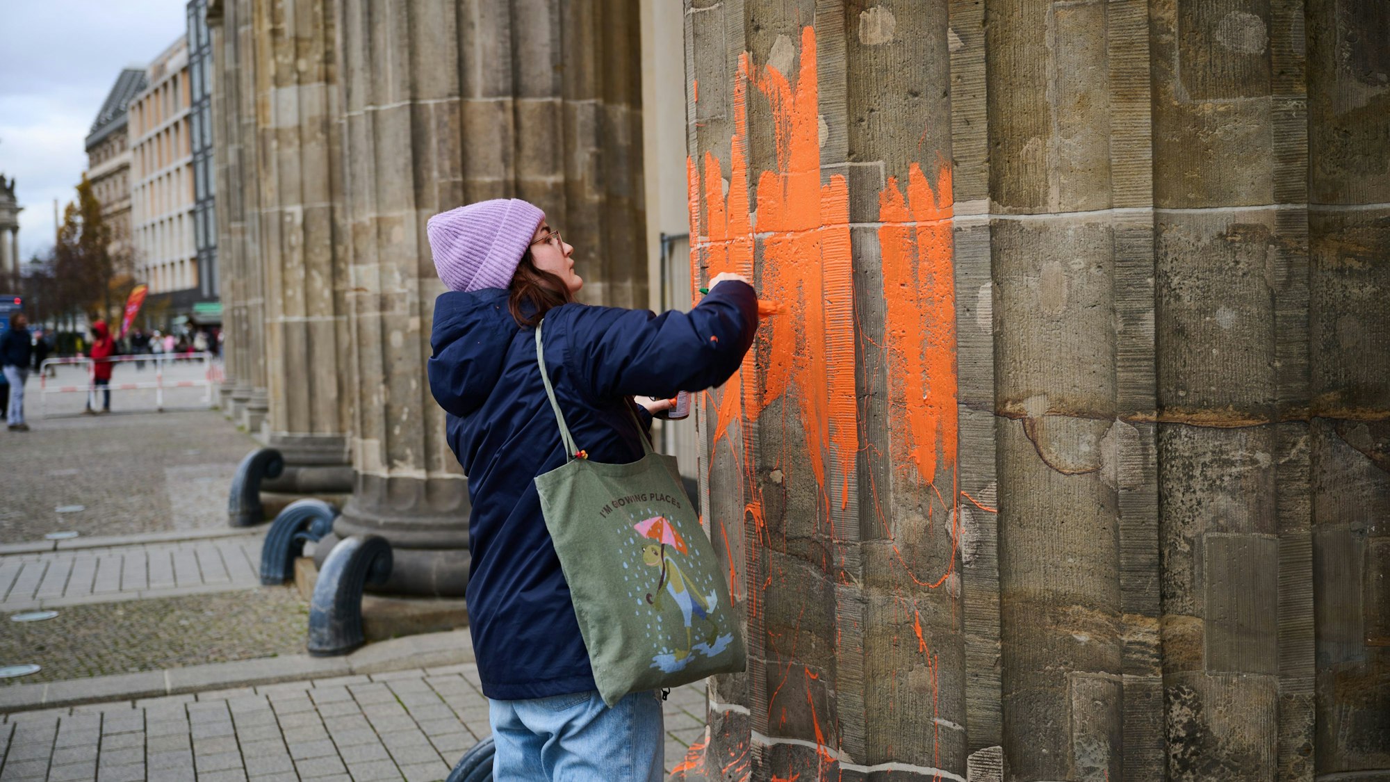 Mit Pinsel und Farbe haben Mitglieder der Klima-Gruppe Letzte Generation erneut das Brandenburger Tor in Berlin beschmiert.