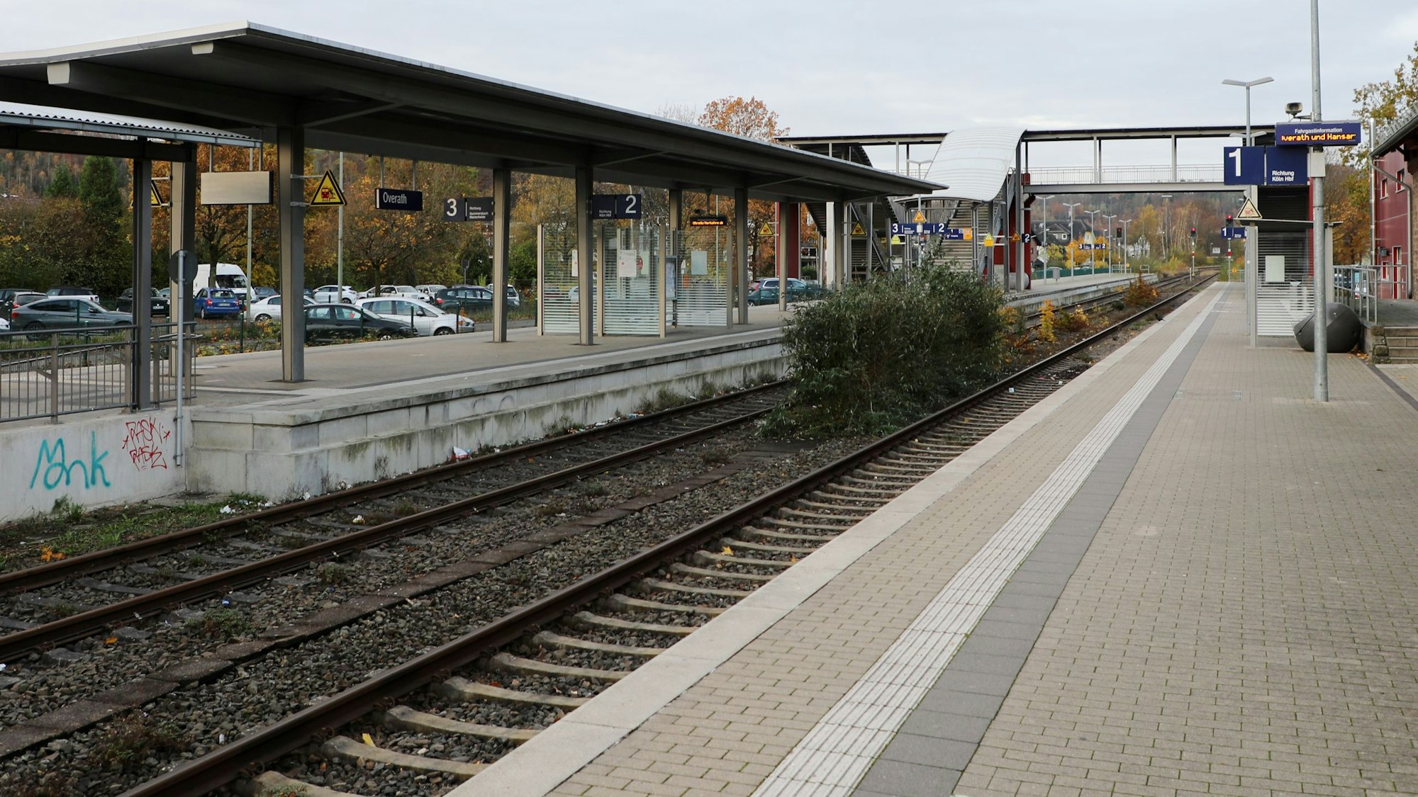 Kein Zug, keine Menschen: leere Bahnsteige am Overather Bahnhof.