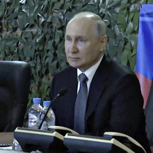 Kremlchef Wladimir Putin (r.) zusammen mit Generaloberst Michail Teplinski bei deinem Frontbesuch im April. Der Kommandeur hat nun offenbar ungewöhnlich offen über russische Verluste gesprochen. (Archivbild)