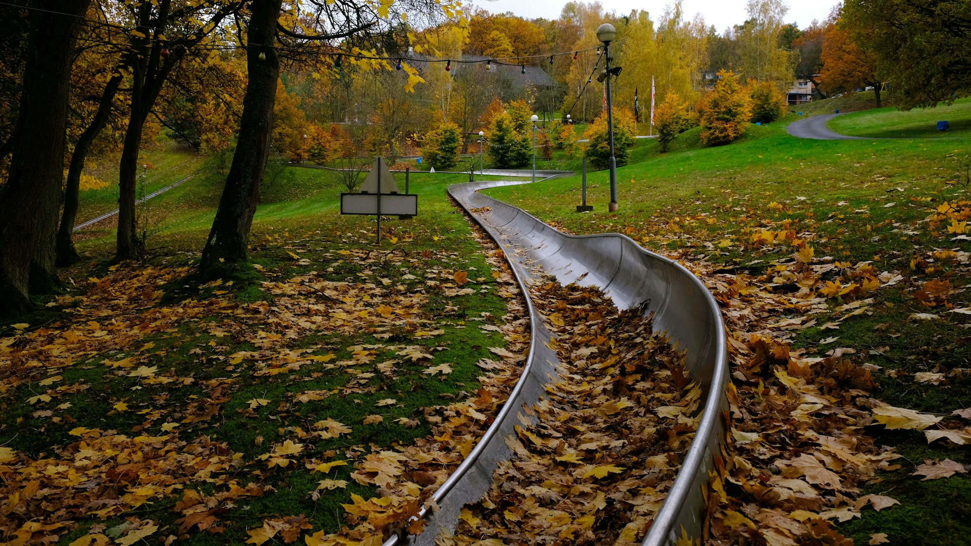 Herbstlaub in der Edelstahl-Röhre einer Sommerrodelbahn in Kommern.