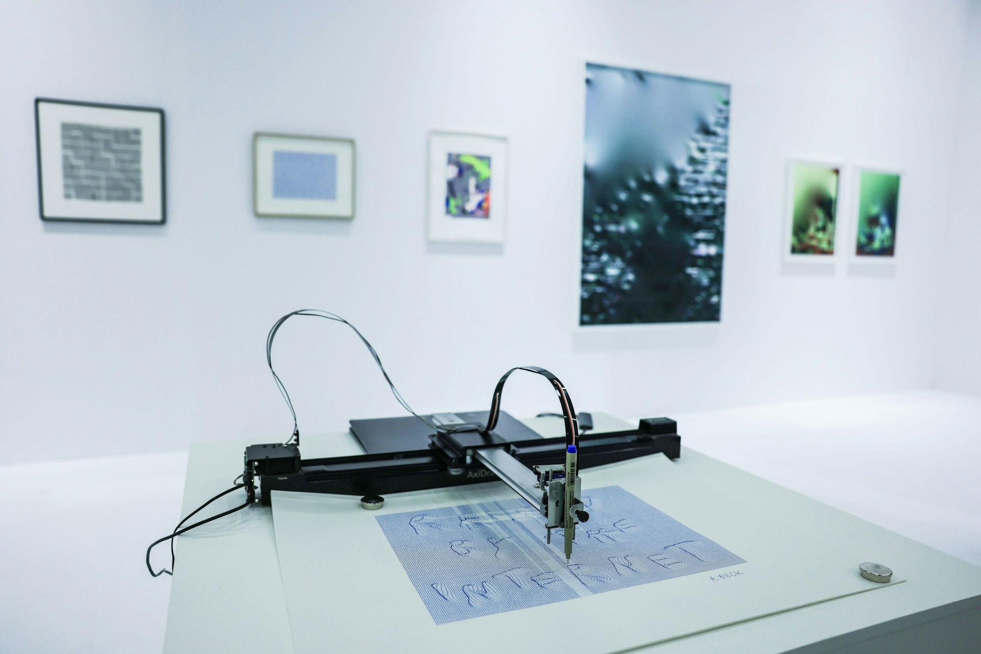 Ein vom Computer gesteuerter Drucker zeichnet das Bild ·Raised by the Internet· von Arno Beck auf.