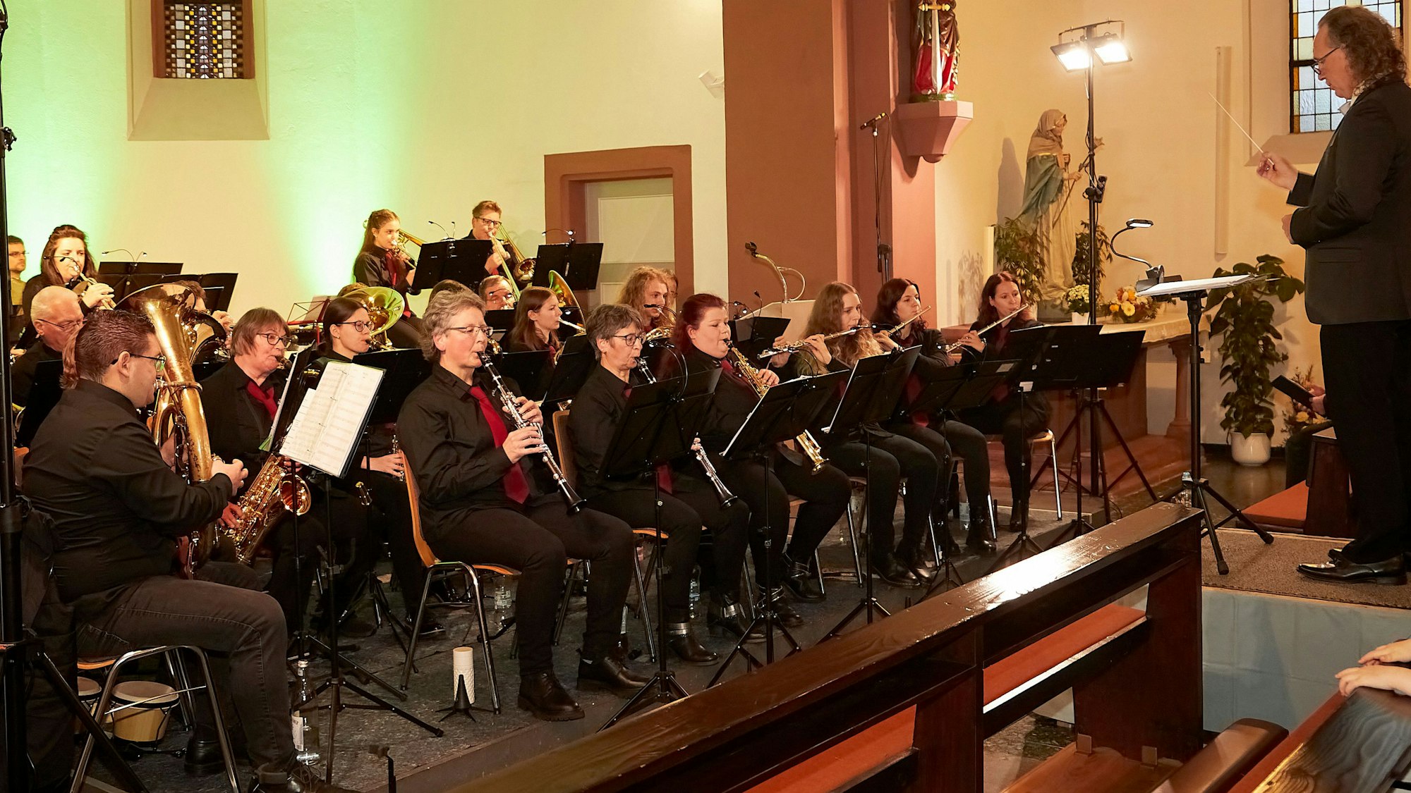 Das Bild zeigt das Eifelblasorchester Rescheid während des Auftritts.