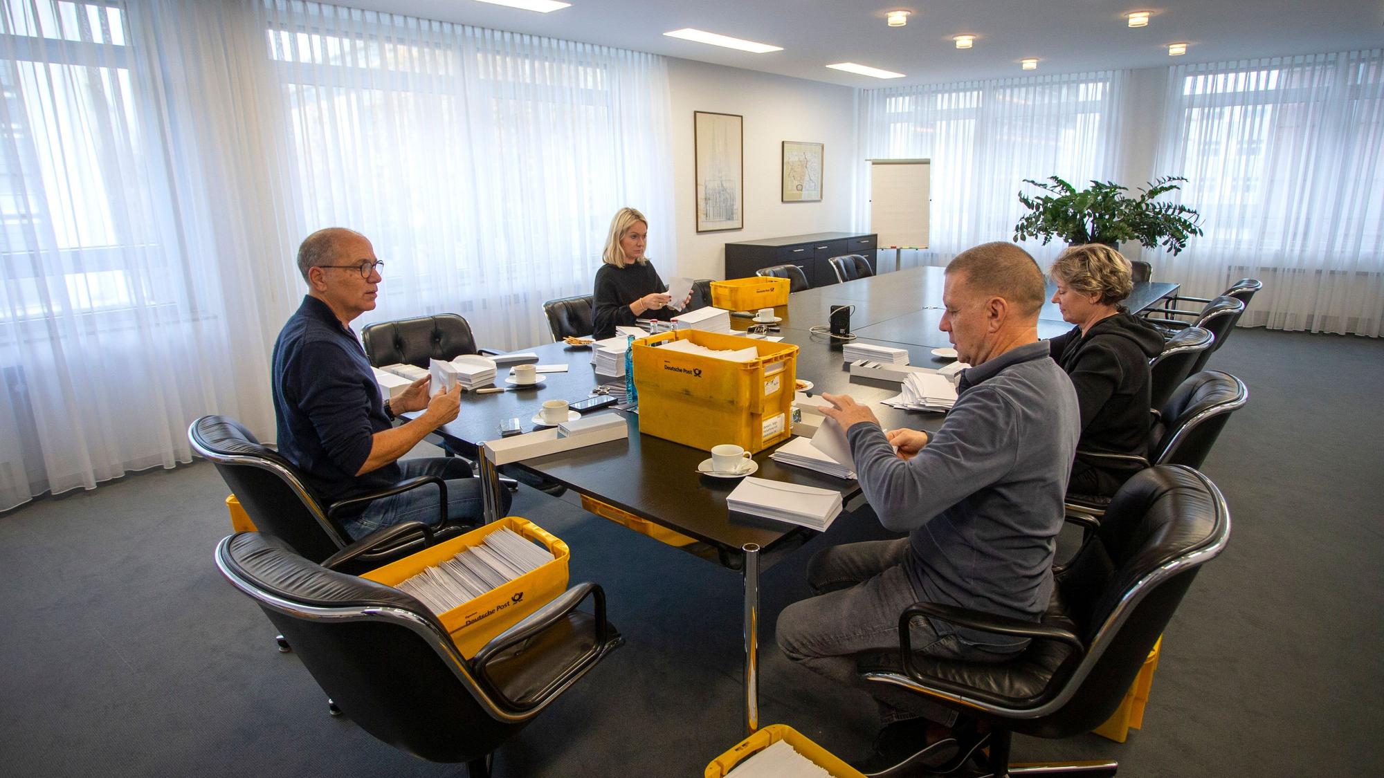 Annett Wenzel, Rüdiger Wenzel und Georg Schmitz (von rechts) tüten fleißig mit Julia Heinen (hinten) Gutscheine ein.