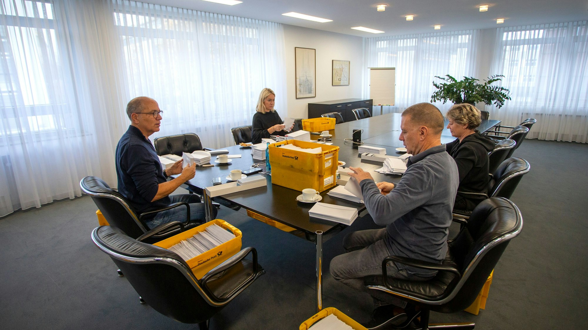 Annett Wenzel, Rüdiger Wenzel und Georg Schmitz (von rechts) tüten fleißig mit Julia Heinen (hinten) Gutscheine ein.