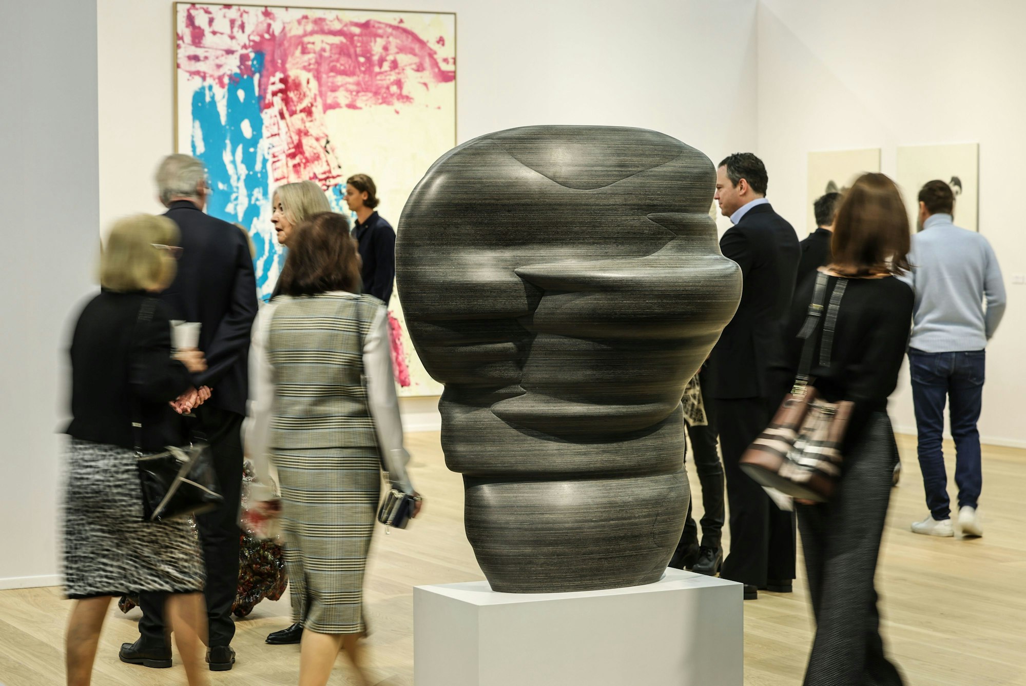 Die Skulptur ·Masks· von Tony Cragg, steht auf dem Stand der Galerie Ropac.