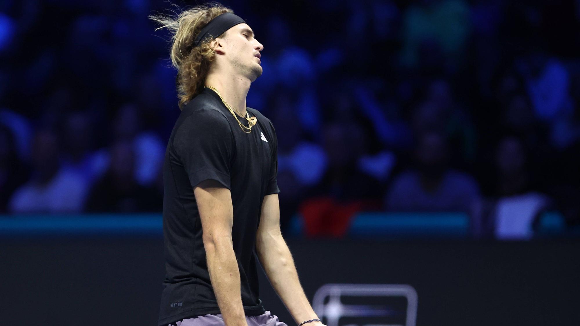 Alexander Zverev hadert mit seinem spiel gegen Daniil Medvedev.