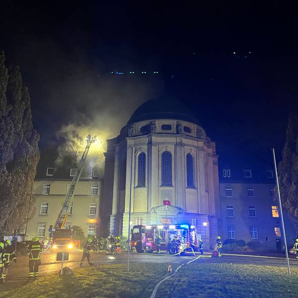 Die Feuerwehr löscht in Sankt Augustin einen Brand im Kloster der Steyler Missionare. An dem Gebäude ist wohl ein Millionenschaden entstanden.