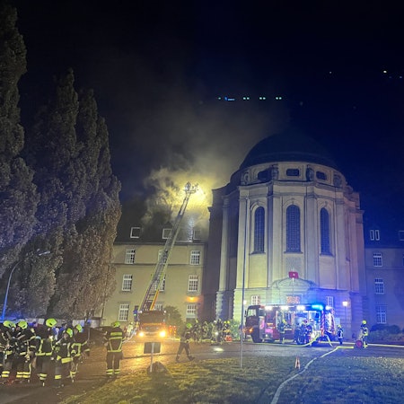 Die Feuerwehr löscht in Sankt Augustin einen Brand im Kloster der Steyler Missionare. An dem Gebäude ist wohl ein Millionenschaden entstanden.