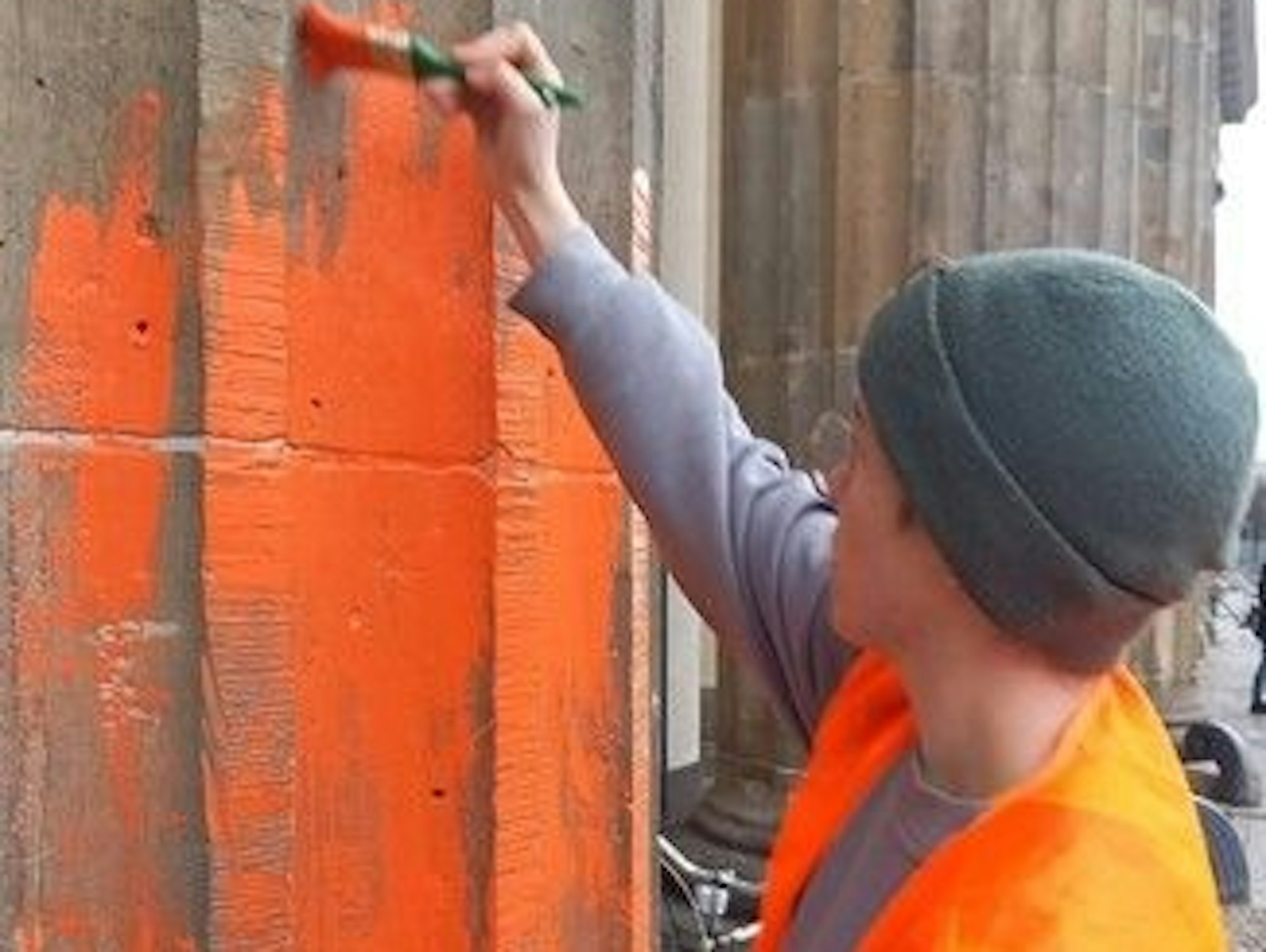 Farb-Protest in Berlin: Die Letzte Generation veröffentlichte dieses Foto von der Schmiererei am Brandenburger Tor.