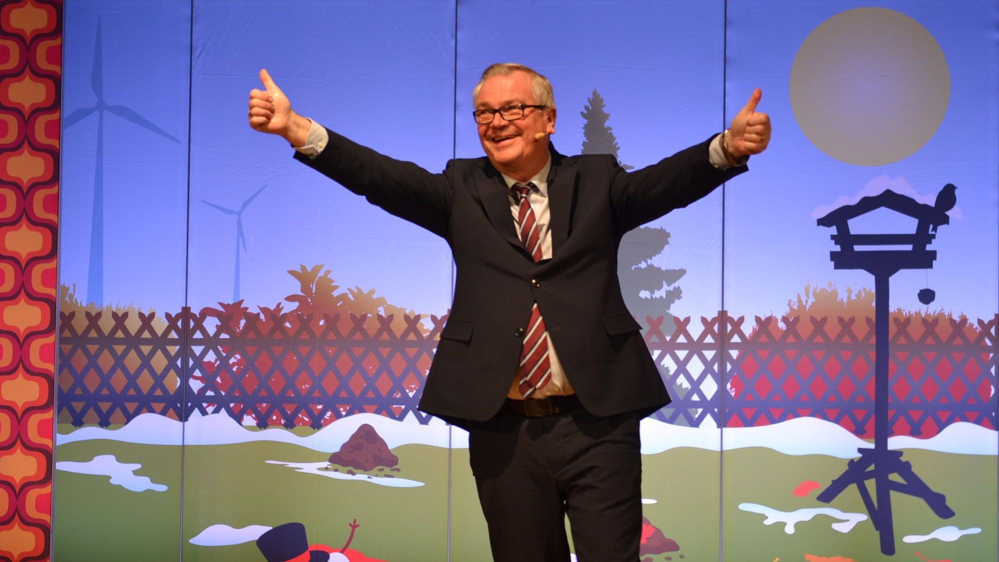 Jürgen B. Hausmann auf der Bühne des Euskirchener Stadttheaters.