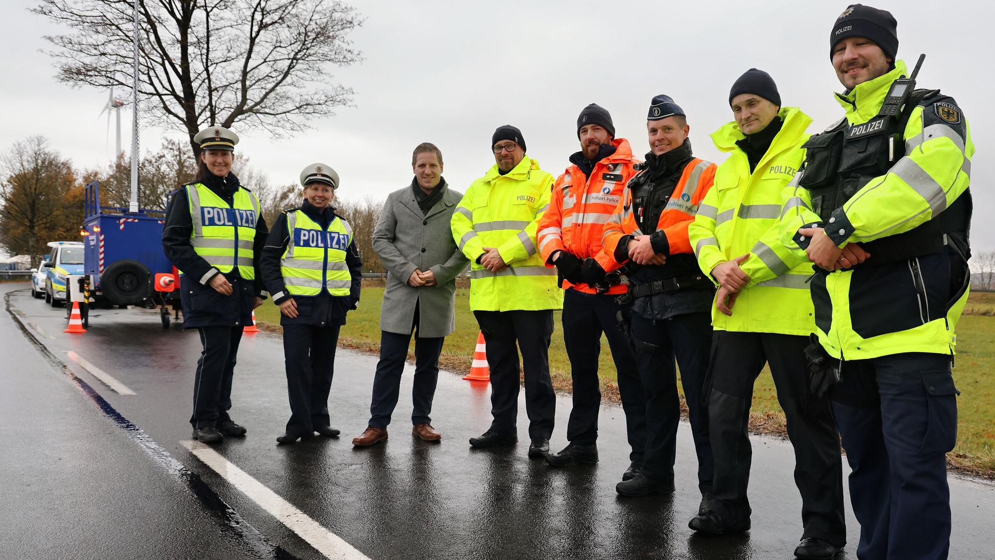 Gruppenfoto der an der Aktion beteiligten Partner an der Kontrollstelle auf der K70.