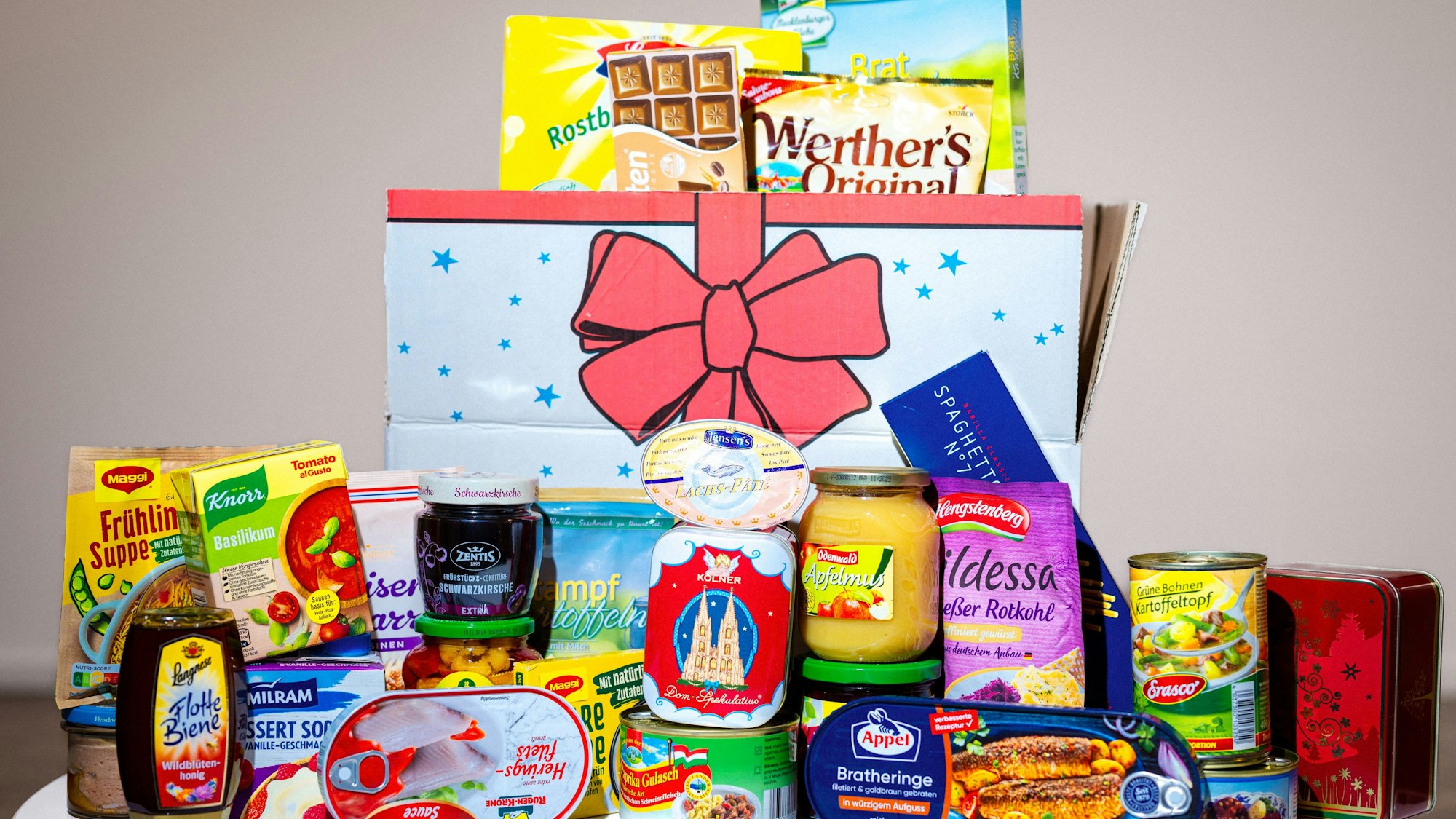 Weihnachtspaket der Altenhilfe mit Frau Kind