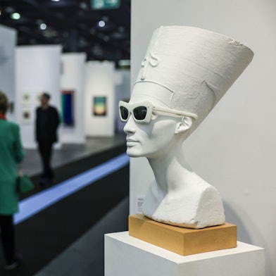 Köln: Die Plastik (untitled) von Isa Genzken steht auf dem Stand der Galerie König.