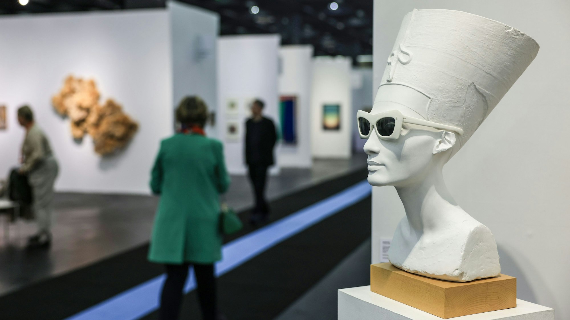 Köln: Die Plastik (untitled) von Isa Genzken steht auf dem Stand der Galerie König.