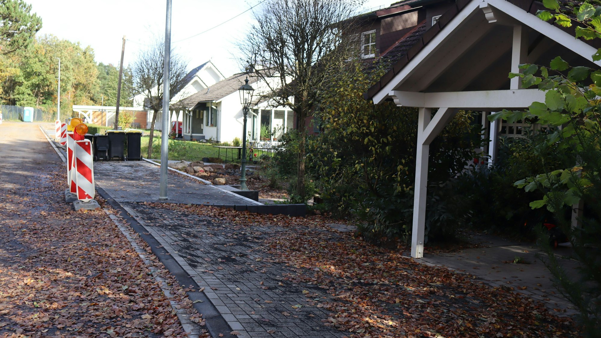Die abschüssige Zufahrt zu einem Carport ist deutlich zu erkennen.
