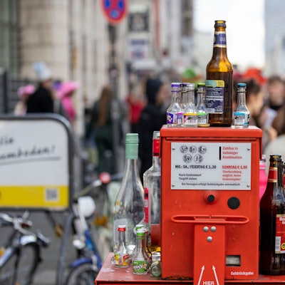 Müll und Flaschen liegen nach dem Elften im Elften auf der Straße.