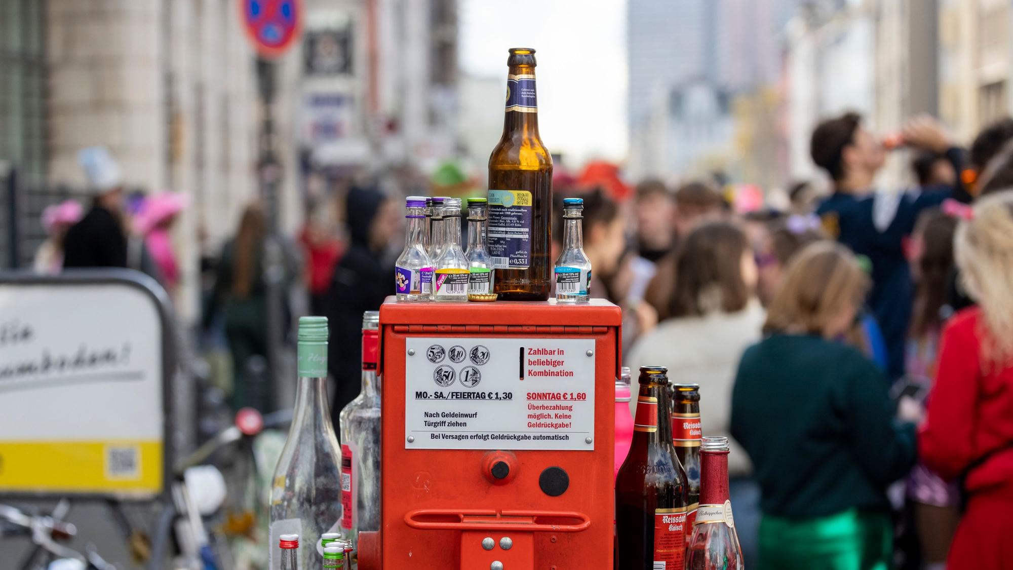 Müll und Flaschen liegen nach dem Elften im Elften auf der Straße.