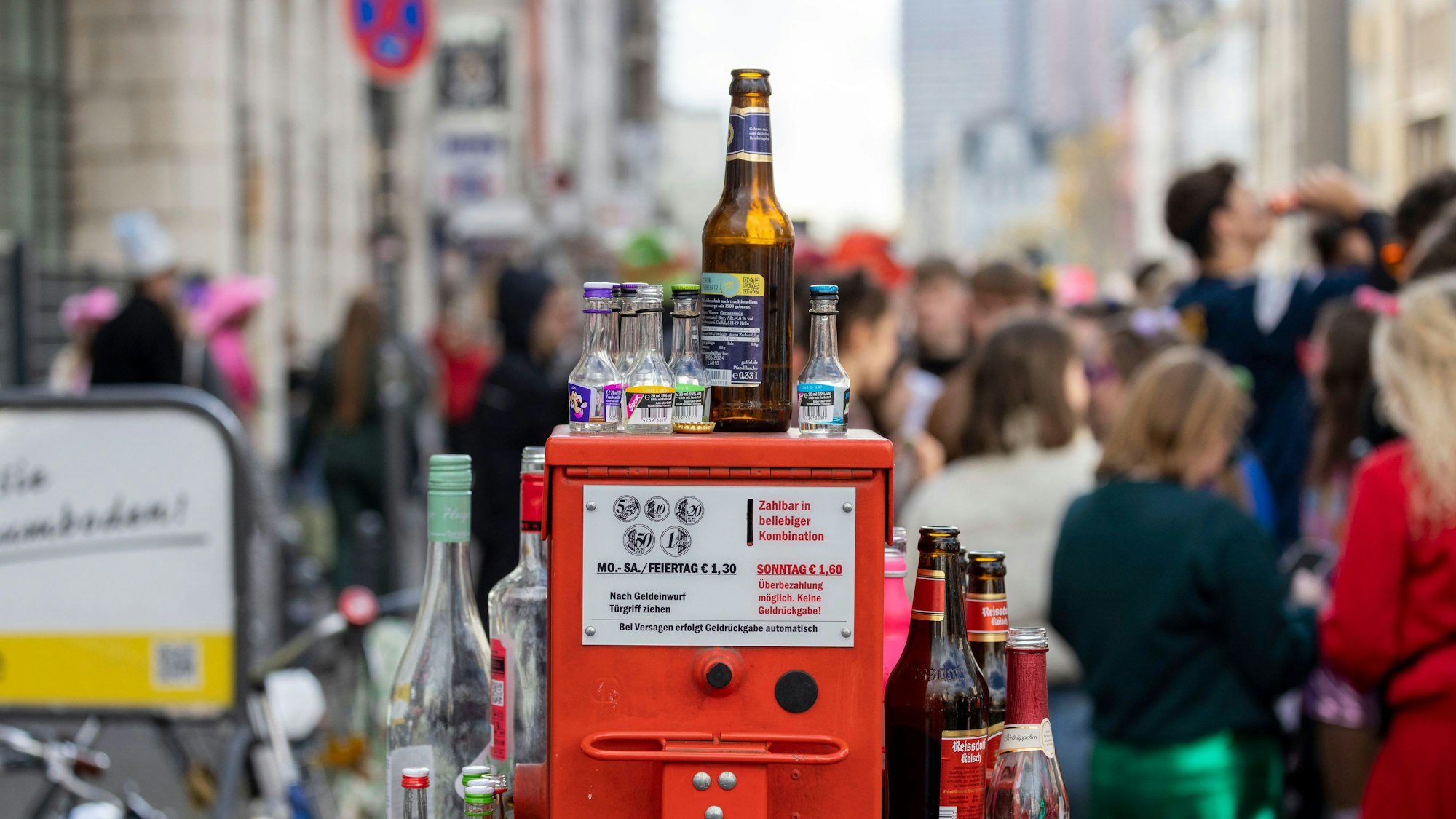 Müll und Flaschen liegen nach dem Elften im Elften auf der Straße.