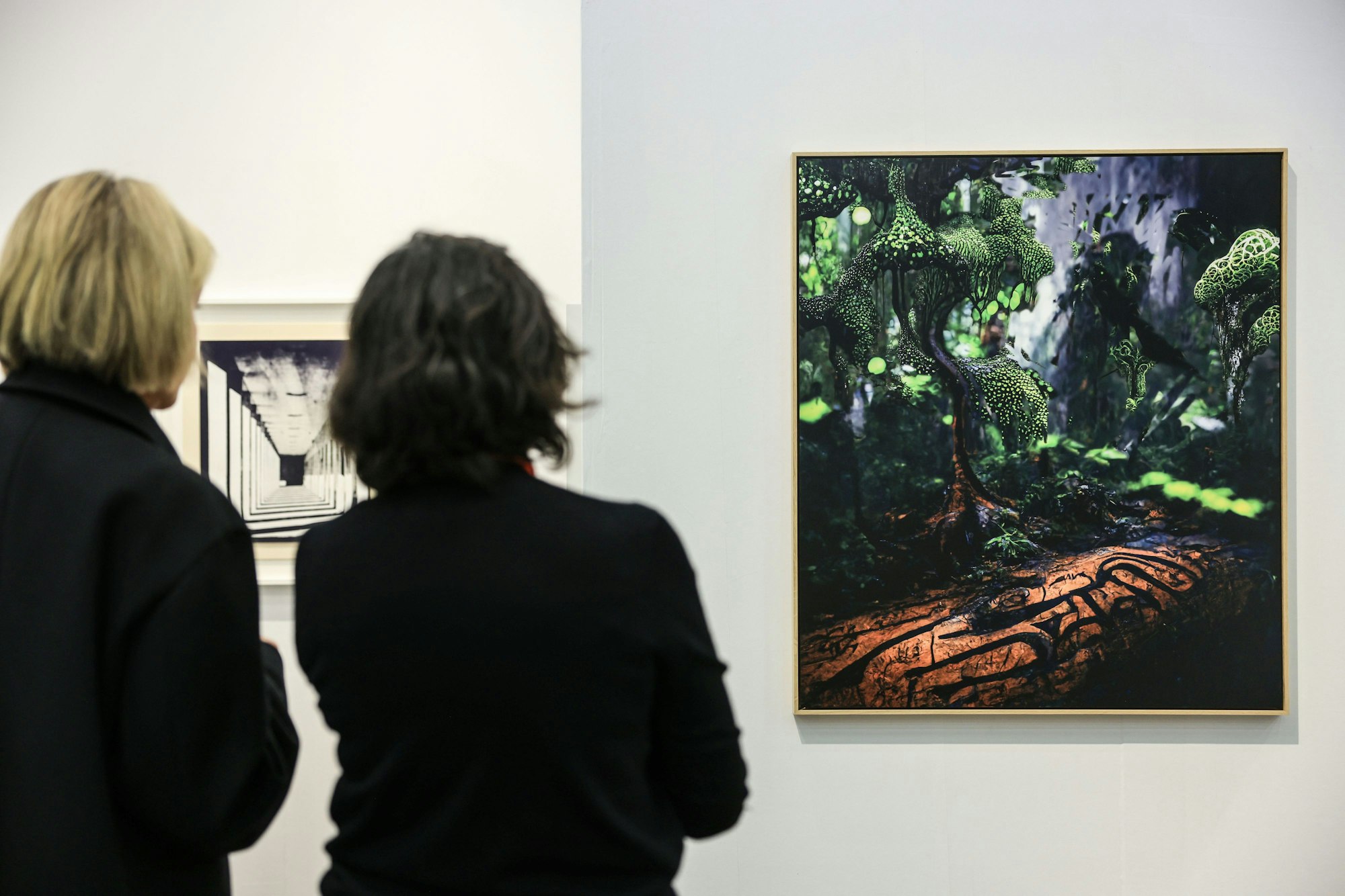 Ausstellungsbesucher schauen sich das Computer generierte Bild ·Pulse· von Markus Self auf dem Stand der Galerie Baudach an.