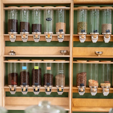 In Unverpacktläden werden Lebensmittel direkt in kleine Gläser abgefüllt.