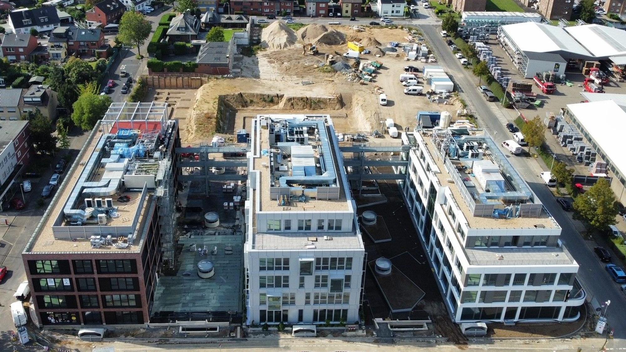 Das Bild zeigt eine Luftaufnahme der Neubauten und der Goldgrube