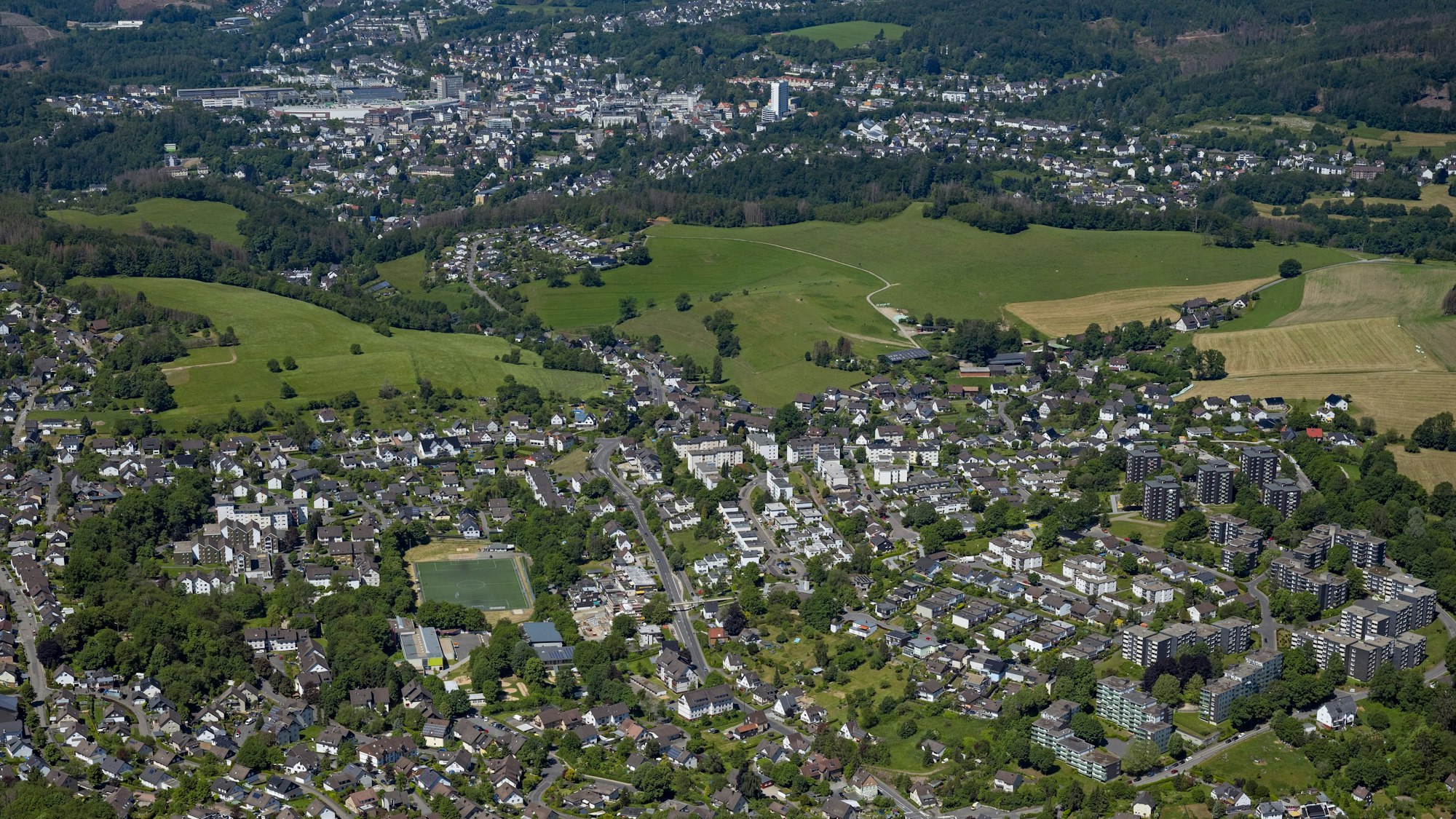 Luftbild des Ortes Bernberg, dahinter ist Gummersbach