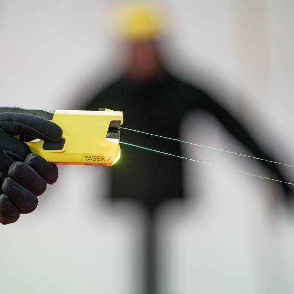 Beamte der Landespolizei in Schleswig-Holstein demonstrieren den Einsatz eines Tasers.