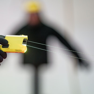 Beamte der Landespolizei in Schleswig-Holstein demonstrieren den Einsatz eines Tasers.