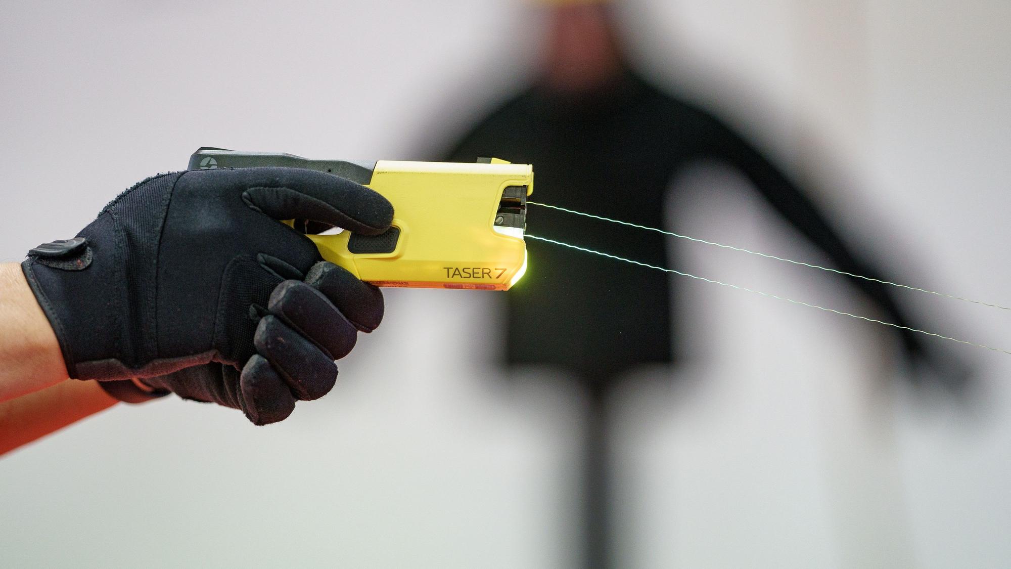Beamte der Landespolizei in Schleswig-Holstein demonstrieren den Einsatz eines Tasers.