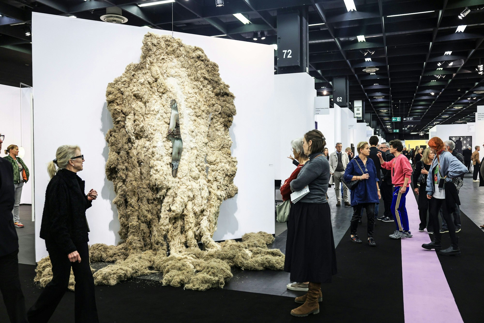 Besucher der Kunstmesse betrachten die Installation (ohne Titel) aus Baumwolle von Klara Hosnedlova.