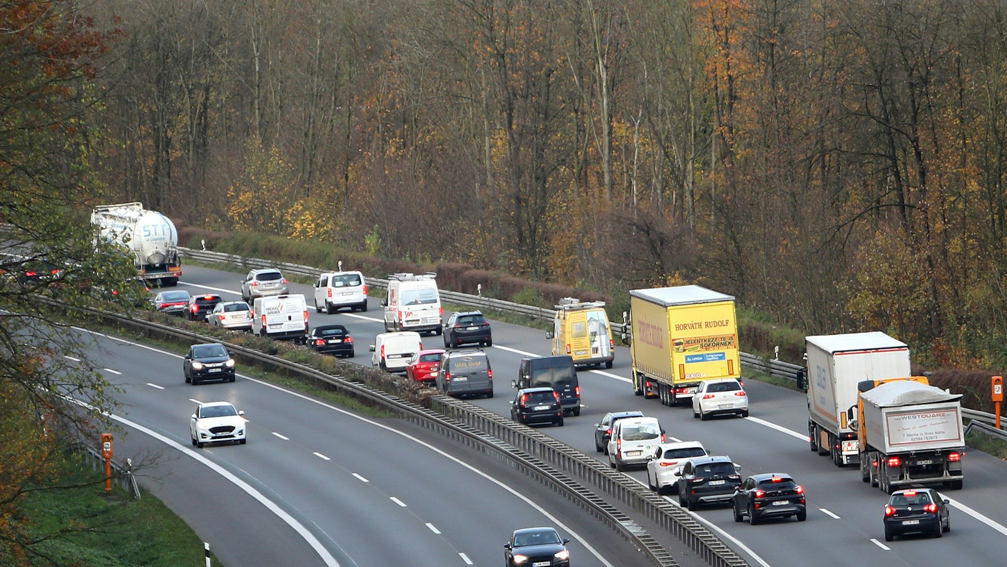 Autos und Lkw stauen sich auf der A4 bei Overath.