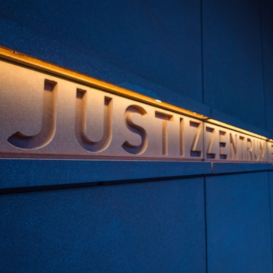 Der Eingangsbereich des neuen Justizzentrums Bochum, Sitz von Amts- Arbeits- und Landgericht sowie der Staatsanwaltschaft.